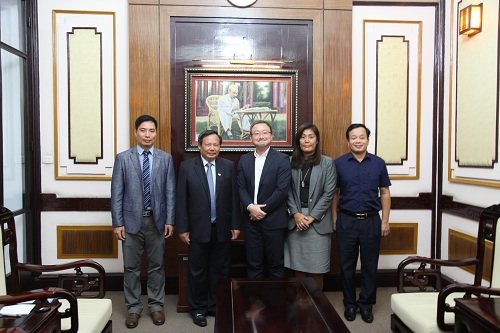 Tổng cục trưởng TCDL Nguyễn Văn Tuấn chụp ảnh lưu niệm với Trưởng đại diện Công ty Fujita tại Việt Nam Masaki Kagawishi